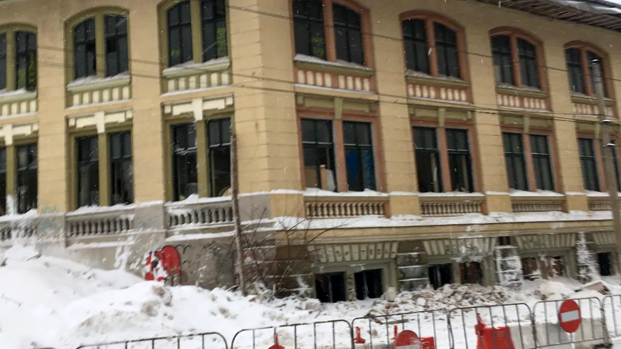 Un perete al fostei fabrici de bere Rahova, prăbușit. Circulația tramvaielor și a unui autobuz, deviată