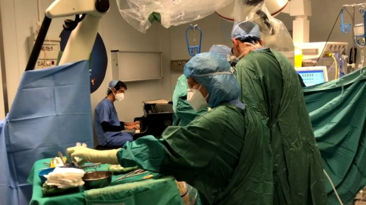 Un băiat a fost operat de cancer, pe acorduri de pian, timp de patru ore