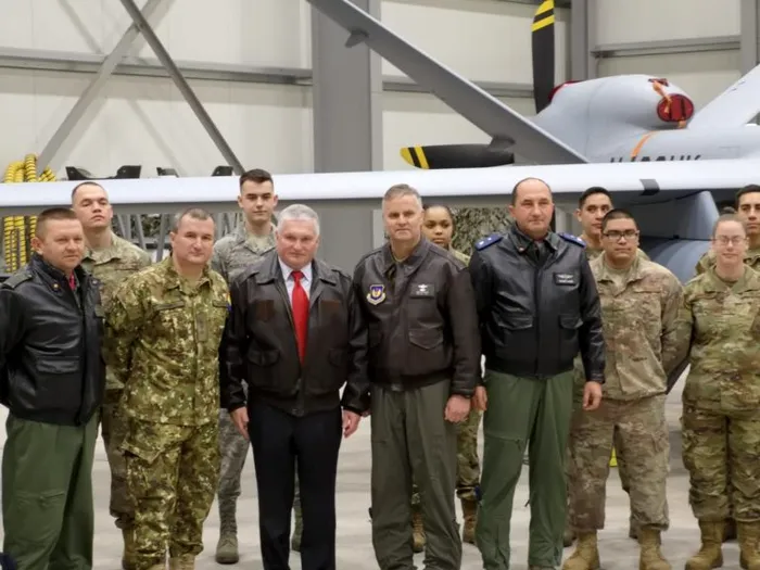 Ambasadorul SUA în România, Adrian Zuckerberg (centru, în civil)