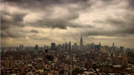 URAGANUL SANDY ÎNCHIDE ORAȘUL NEW YORK. Aproape 400.000 de oameni vor fi EVACUAȚI
