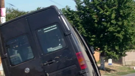 Trei femei la spital după ce microbuzul în care erau a intrat într-un copac.  