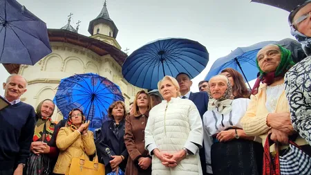 Dăncilă a fost prezentă la Mănăstirea Putna de sărbătoarea Adormirii Maicii Domnului - FOTO