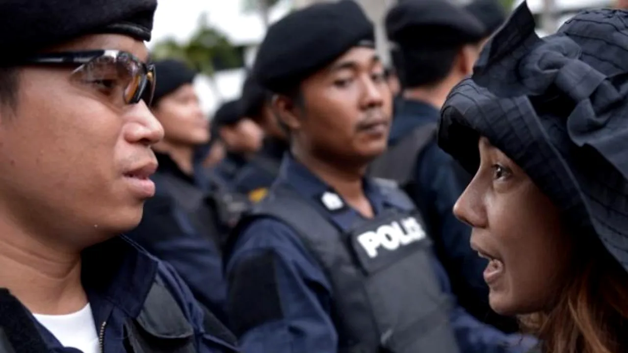 Două bombe au explodat la intrarea unui mall aglomerat din Bangkok