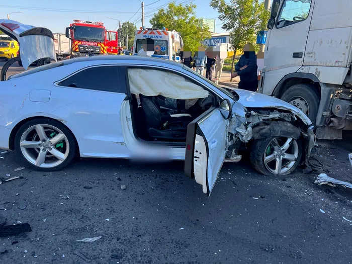 Urmărire pe străzile din Craiova un polițist a fost rănit, după ce un șofer a izbit autospeciala de poliție