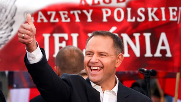 Președintele Poloniei, Karol Nawrocki, și-a tăiat singur bradul de Crăciun, într-un exercițiu de imagine care s-a viralizat rapid