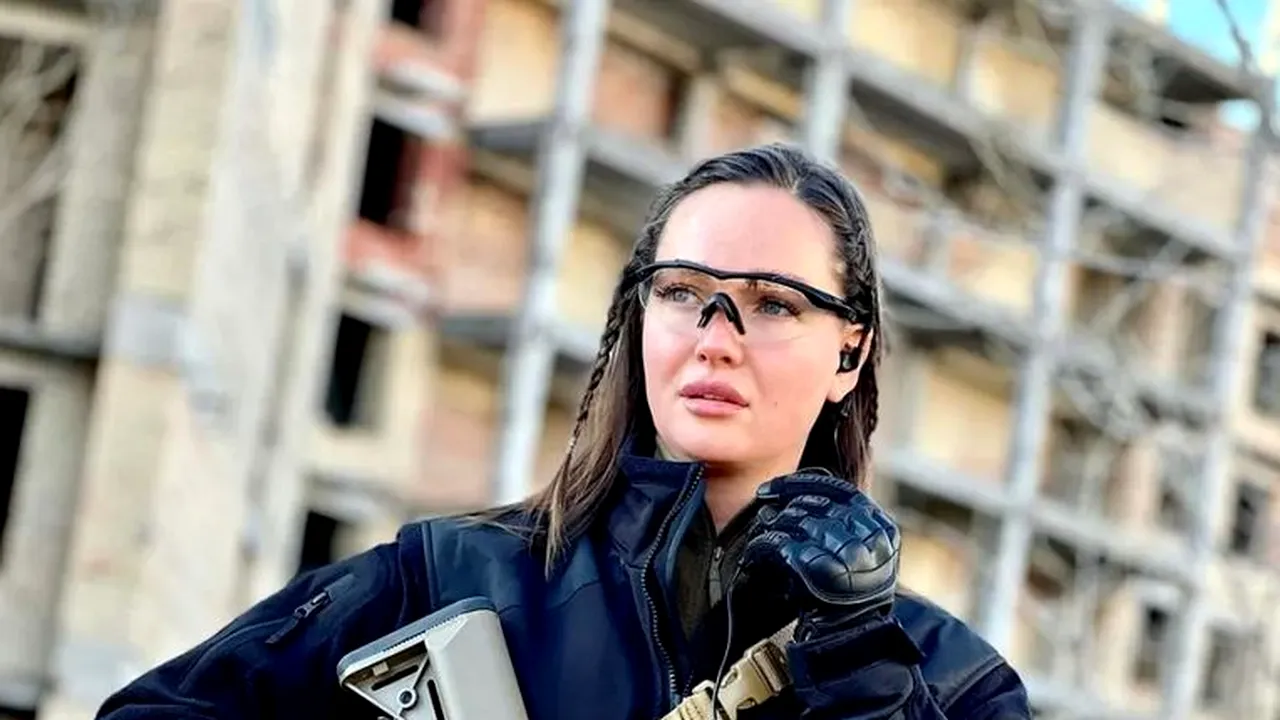 Anastasia s-a înarmat pentru a respinge atacul rus. Fosta Miss Ucraina amenință: „Oricine va trece granița pentru a ne invada va fi ucis!”