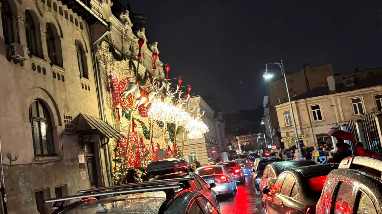 Spectaculoasele decorațiuni de la Casa MIȚA BICICLISTA au fost deteriorate și chiar doborâte de vântul puternic din Capitală