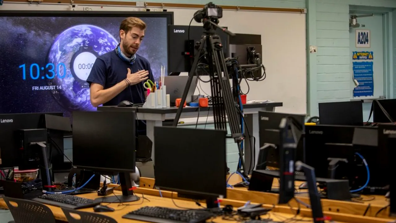 Scenariul galben, o problemă legislativă și tehnică: Unii profesori nu sunt de acord cu filmarea orelor iar școlile nu au echipamentele necesare