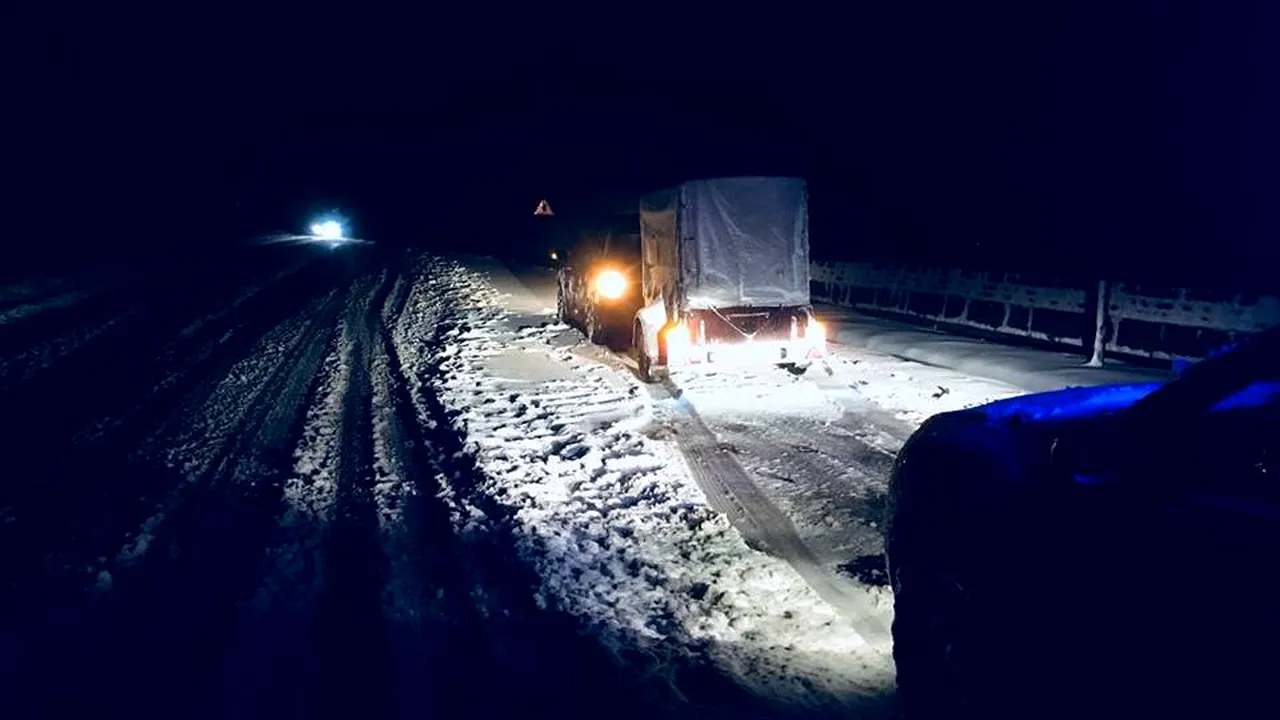 Iarna și-a intrat în drepturi în Pasul Tihuța. Furtuna de zăpadă a oprit TIR-urile și autoturismele