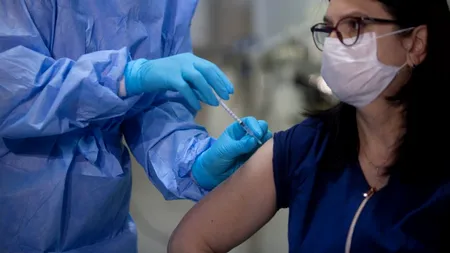 Bolnavii cronici care s-au tratat la privat nu se pot înscrie pentru vaccinarea contra COVID! Explicația CNAS