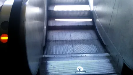 Clipe de coșmar pentru un bărbat care a fost înghițit de scările rulante: „Ar fi bine să alegem scările normale
