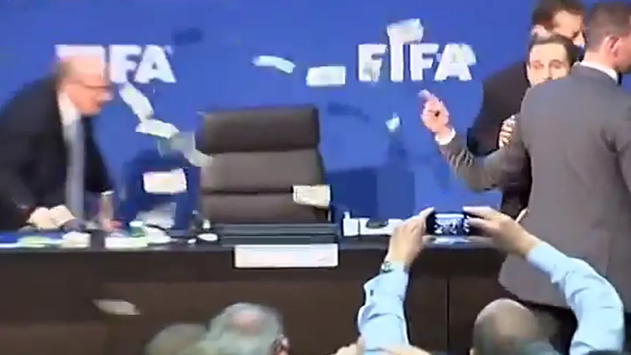 Incredibil ce a pățit Blatter la o conferință de presă. VIDEO