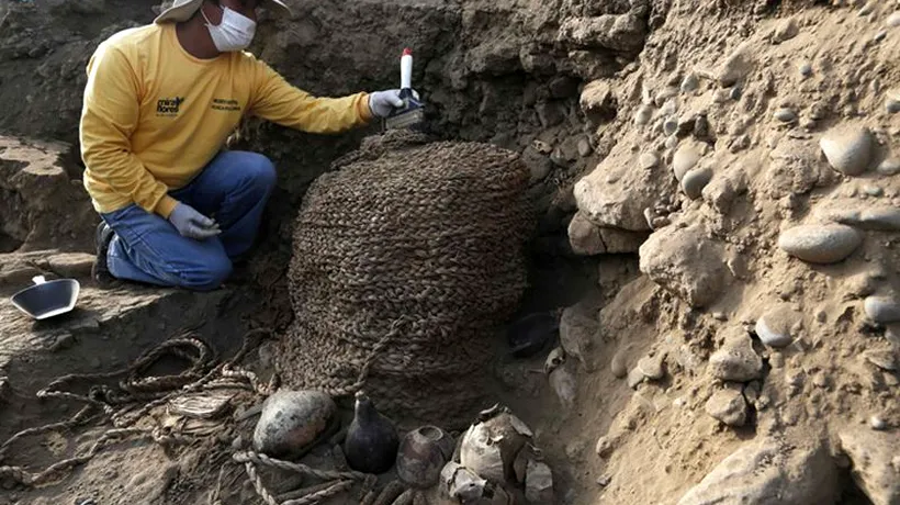 Peru: Două mumii vechi de peste un mileniu, descoperite intacte într-un sit preincaș
