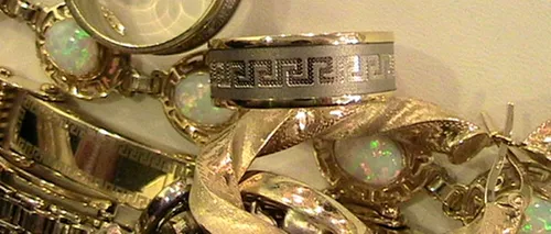 Coliere, pandantive și inele din aur cu diamante, scoase la vânzare de Fiscul din Bacău