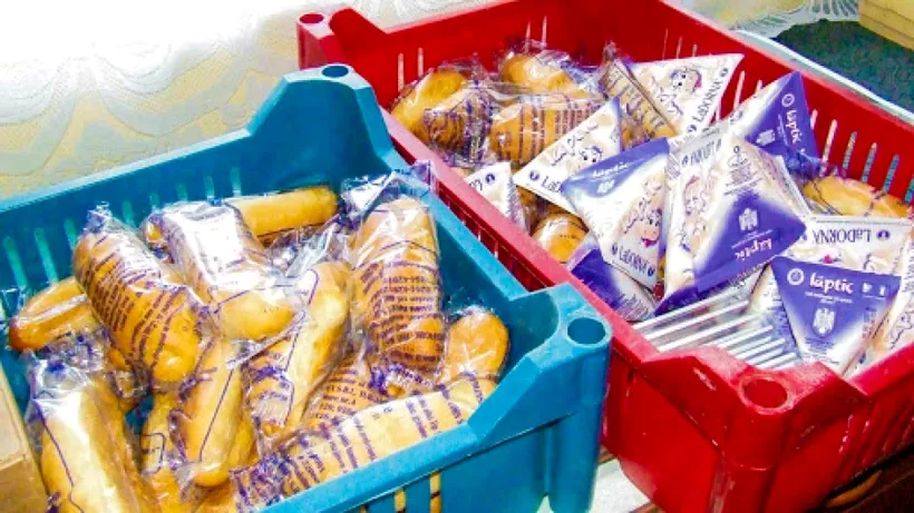 Elevii din Bistrița-Năsăud primesc mâncare expirată! Protecţia Consumatorilor anchetează livrarea cornurilor mucegăite în școli