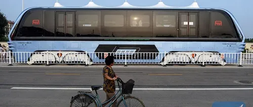 Invenția Chinei pentru decongestionarea traficului: autobuzele-tunel