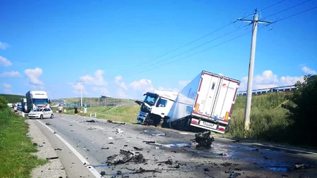 Coliziune mortală pe DN 15, în Mureș, după impactul frontal dintre o mașină și un tir - FOTO