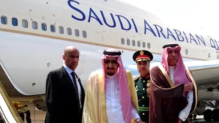 VIDEO. În vizită în Japonia, regele Arabiei Saudite a cerut 10 avioane, scară rulantă de aur, 500 de limuzine și 1.200 de camere de lux
