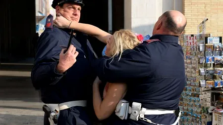 O membră Femen s-a dezbrăcat la bustul gol lângă Piața Sfântul Petru pentru a susține avortul