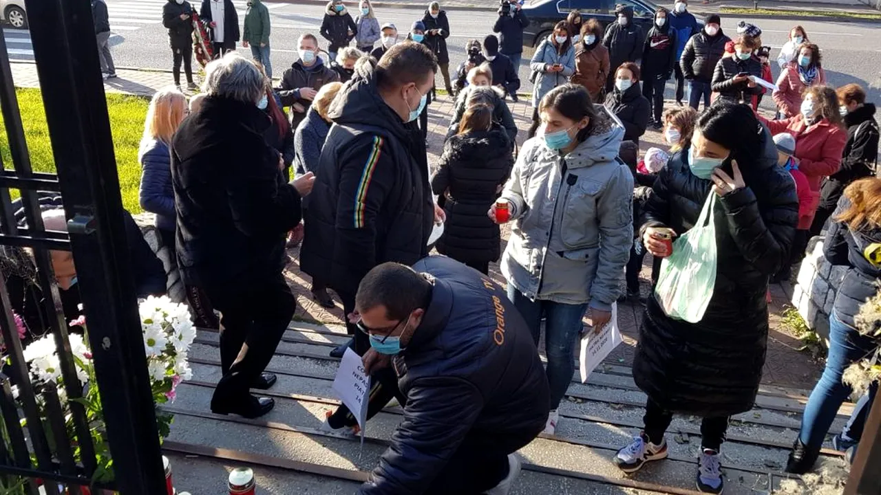 EMOȚIONANT. Zeci de oameni au mers la Spitalul din Piatra Neamț pentru a depune flori și a aprinde lumânări în memoria pacienților decedați sâmbătă (FOTOGRAFII EXCLUSIVE)