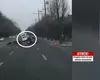 Un motociclist a MURIT, după ce a căzut într-o groapă apărută brusc în asfalt. Momentul tragic a fost filmat