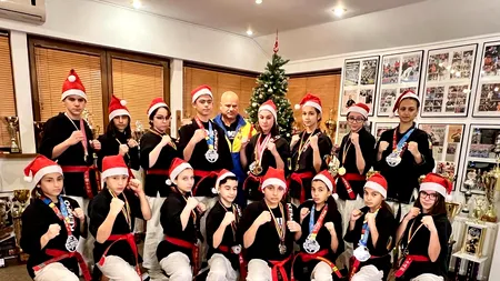 Au împodobit pomul de Crăciun cu medalii!