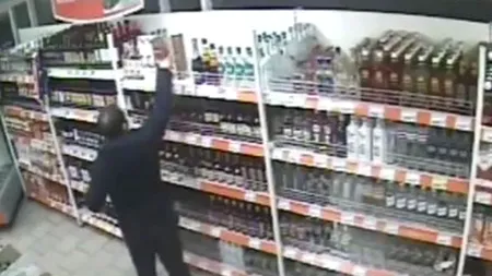 A spart ușa unui magazin și a plecat cu 82 pachete de țigări. Deși avea un complice care asigura „perimetrul