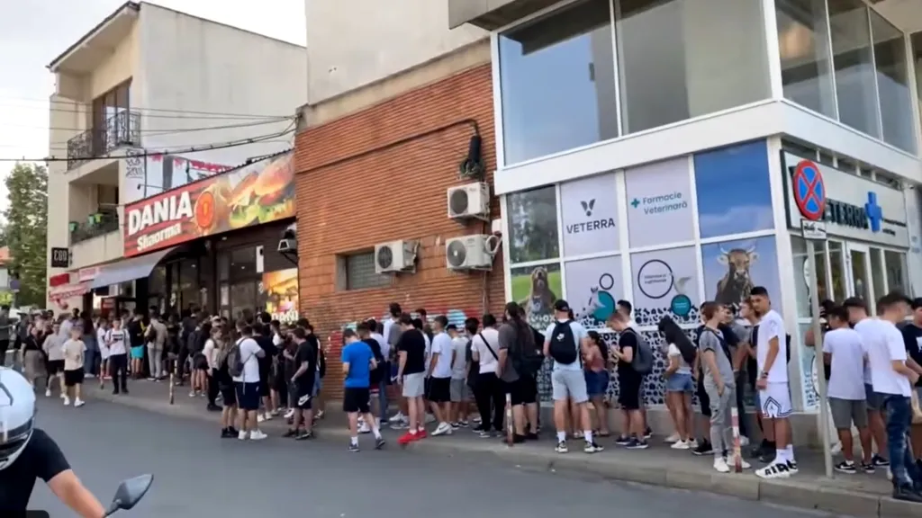 VIDEO | Orașul din România în care utilizatorii TikTok au primit șaorma gratis, timp de o oră. Oferta a produs cozi imense, cu mult înainte de deschidere