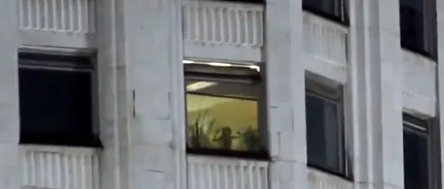 Un cuplu a fost suprins făcând sex la una din ferestrele Casei Albe din Moscova, sediul guvernului rus