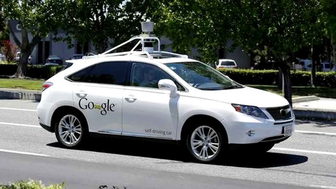 O mașină fără șofer de la Google a lovit un autobuz, primul accident de acest gen din lume