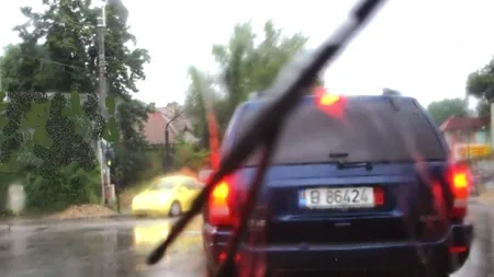Chestionare auto. După o ploaie torențială, ar trebui mărită considerabil distanța păstrată față de autovehiculul din față?