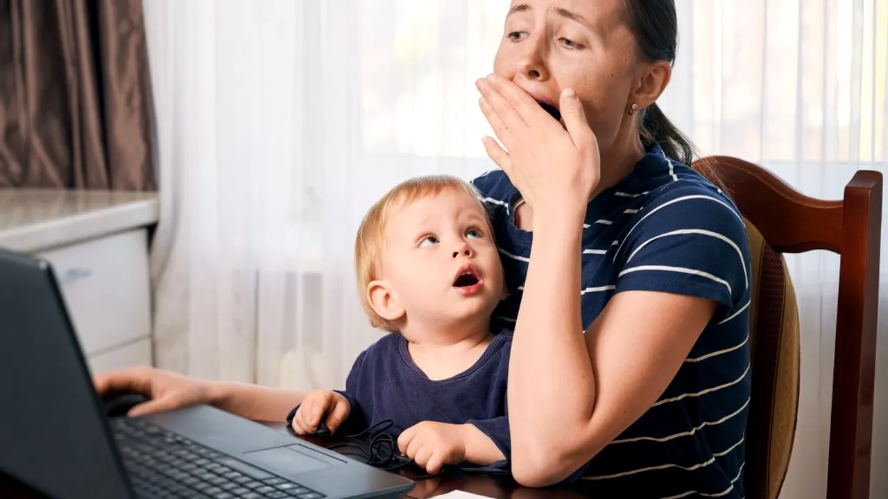 Mamele minore şi elevii părinţi vor putea studia inclusiv online. Este PROPUNEREA Ministerului Educației votată de deputați în Comisia de Învăţământ