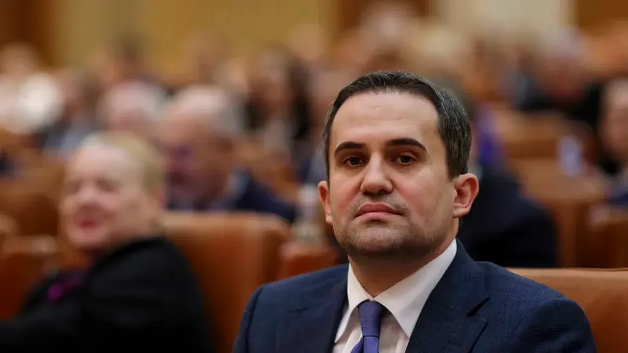 Ministrul Transporturilor explică eroarea din CV: „O inadvertență care nu a produs niciun efect academic sau profesional”/„Îmi place să cred că nu e o campanie împotriva mea”