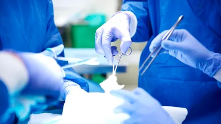 Sindicaliștii din Sănătate amenință cu greva generală de la 1 iulie: ”Un chirurg este plătit cu 38 lei/oră în timpul unei operații în gardă”