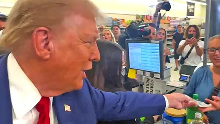 VIDEO VIRAL | Donald Trump plătește cumpărăturile unei mame cu trei copii. „Poftim, va scădea puțin”