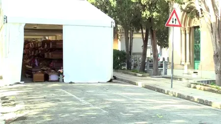 Cimitirul din Palermo depozitează sicrie în cort, în timp ce sute de familii așteaptă înmormântarea