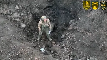 VIDEO | Un SOLDAT RUS a ales să se predea unei drone ucrainene, apoi camarazii săi au început să tragă asupra lui. Ce s-a întâmplat după