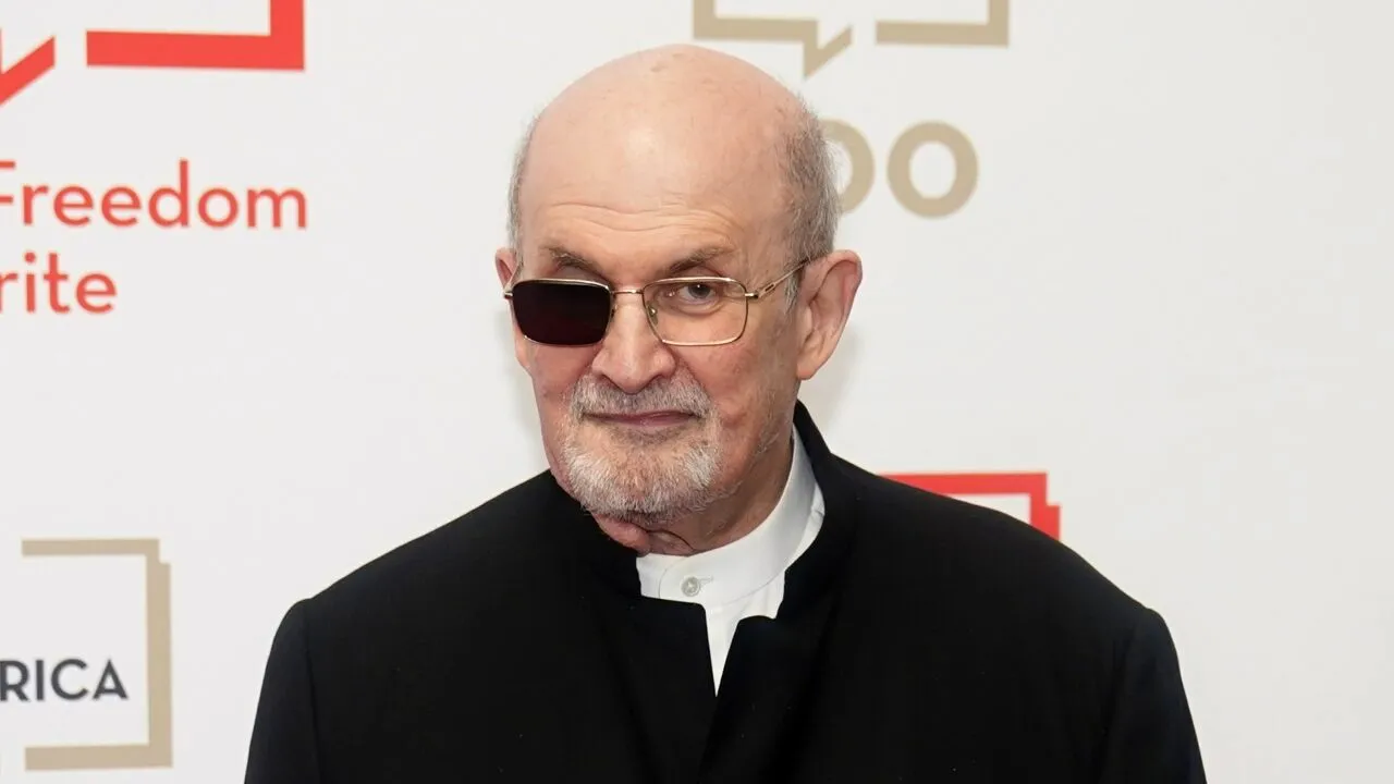 Salman Rushdie își va lansa în noiembrie primul volum de ficțiune după tentativa de asasinat pe care a suferit-o