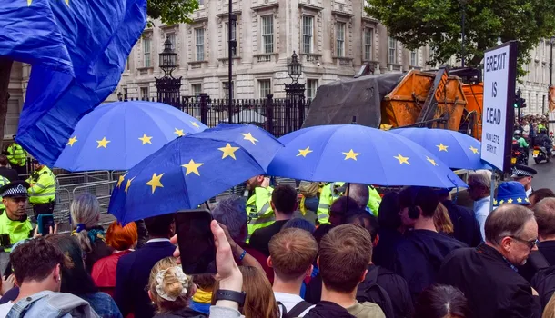 <span style='background-color: #0e15d6; color: #fff; ' class='highlight text-uppercase'>ANALIZĂ</span> Financial Times: TENSIUNI între UE și Marea Britanie /Băncile europene denunță decizia ”protecționistă” de plafonare a comisioanelor pe tranzacții