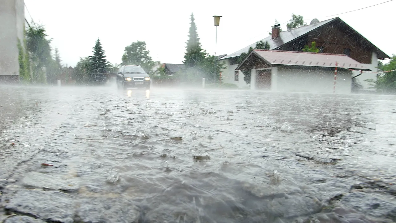ALERTĂ METEO: Cod roșu de grindină și vânt cu aspect tornadic în Călărași și Ialomița / Cod roșu de inundații pe mai multe râuri din Buzău și Prahova