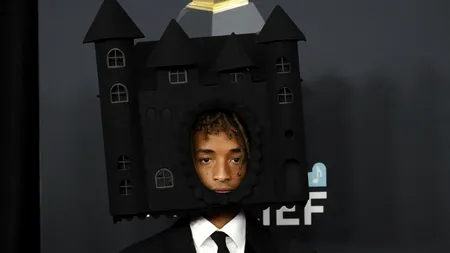 Premiile Grammy 2025. Apariția uluitoare a lui Jaden Smith pe covorul roșu! A purtat un castel pe cap, proiectat de un designer cu origini românești