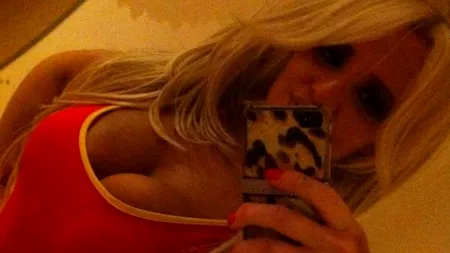 A cheltuit 20.000 de lire sterline arate ca Pamela Anderson. 