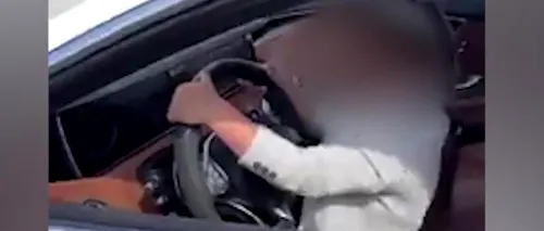 Copil filmat de părinți când conduce un Mercedes de lux. Imaginile au fost distribuite pe Facebook