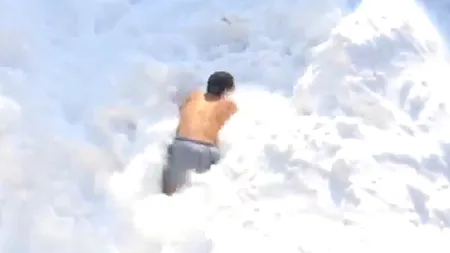 Practica periculoasă a tinerilor din Boston după ce orașul a fost acoperit de zăpadă. Primarul: „Încetați cu aceste prostii!