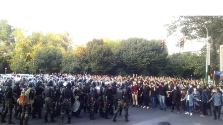 Revoluție în Iran. A cincea zi de proteste masive în capitala Teheran, oamenii cer dreptate pentru Mahsa Amini - VIDEO