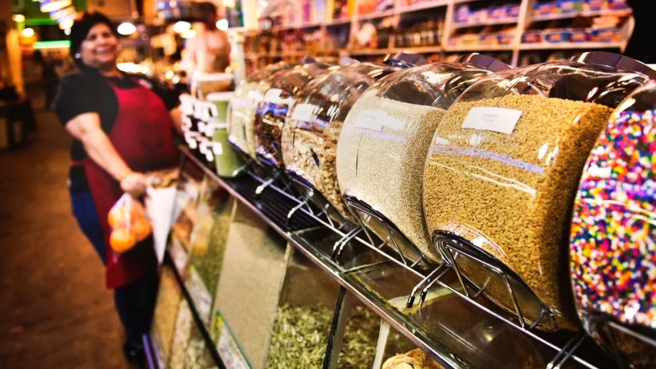 Cum a reacționat o vânzătoare din Grecia, după ce a văzut că în magazinul ei au intrat doi români: „Ați venit să...”