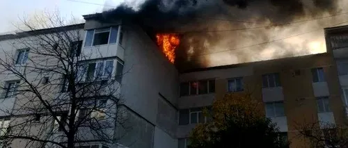 EXPLOZIE urmată de INCENDIU într-un bloc din Piatra Neamț. Pompierii caută posibile VICTIME în fiecare apartament 