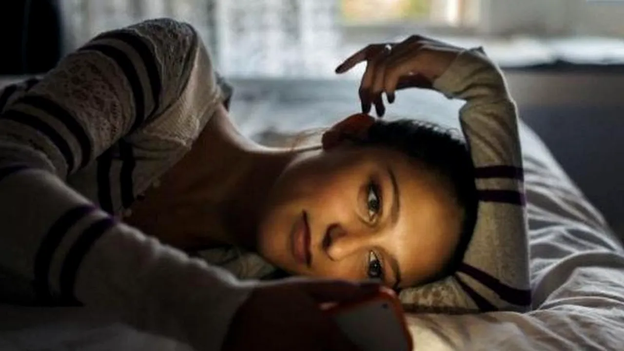 Cum sunt afectați adolescenții de folosirea smartphone-ului înainte de culcare. STUDIU