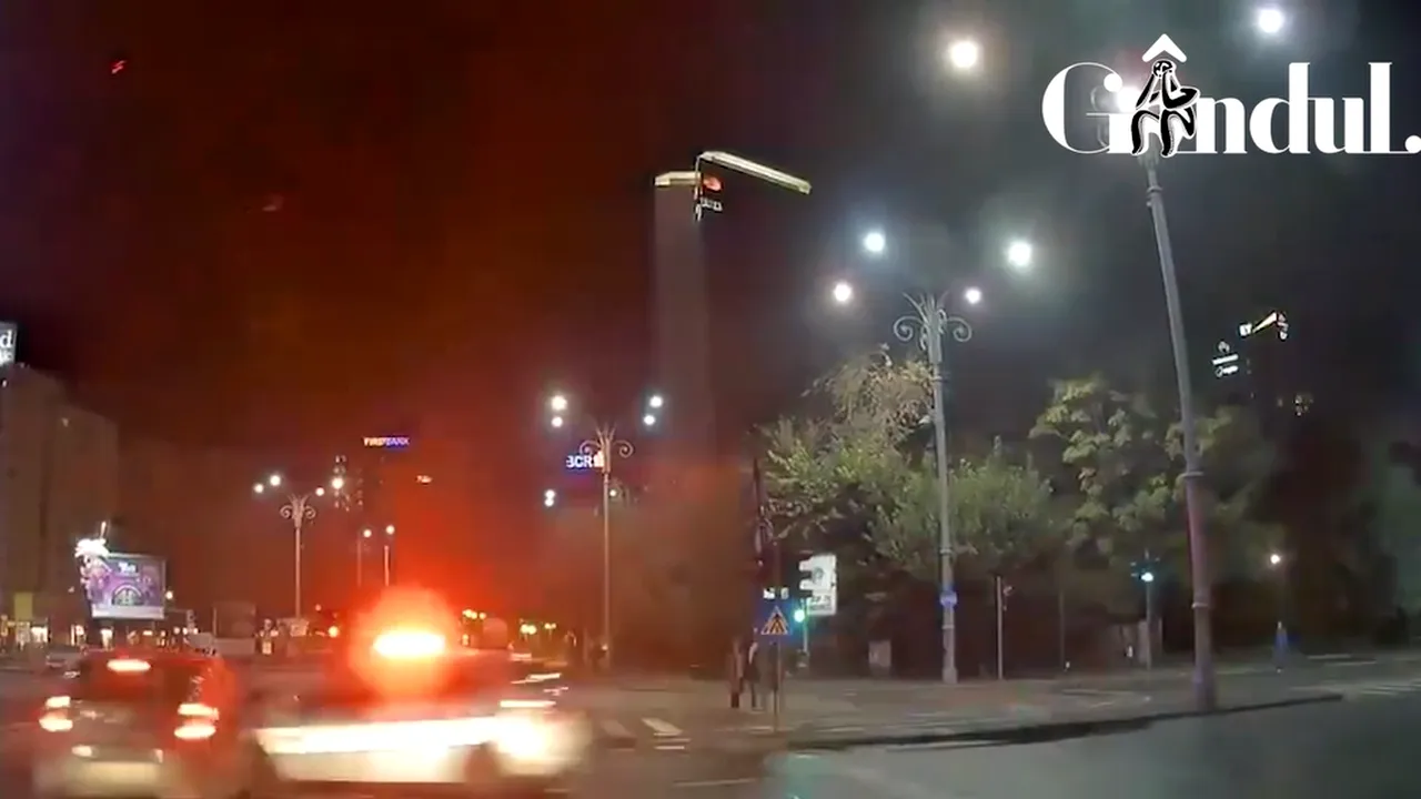 Gândul LIVE. Imagini video cu momentul în care polițiștii se țin de cap de durere, după ce au lovit o mașină în Piața Victoriei