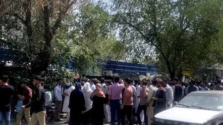 Afganistan: Talibanii anunță încheierea războiului și ar putea schimba denumirea țării. Mii de afgani, disperați să părăsească țara